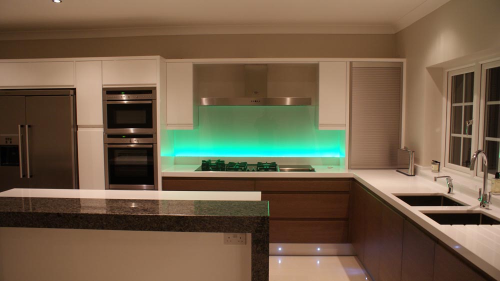 modern fitted kitchen by Orchard Kitchens 